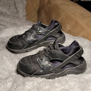 Nike Huarache sneakers size 10 kids